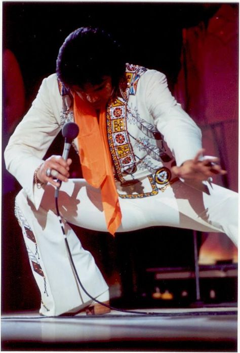 Embedded image permalink Elvis Aloha From Hawaii, Elvis Presley Concerts, Las Vegas Hilton, Elvis Jumpsuits, King Elvis Presley, Elvis In Concert, Las Vegas Shows, Elvis Presley Photos, December 12