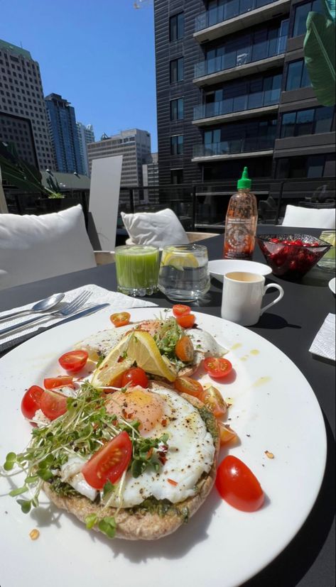 Healthy breakfast on a rooftop egg sandwich tomatoes green juice matcha  lemon water siracha protein breakfast low carb healthy food ideas tasty lunch keto diet los angeles Calabasas California kim Kardashian kylie jenner new york the met dtla skyscraper Beverly Hills Kylie Jenner Breakfast, Protein Breakfast Low Carb, Breakfast Los Angeles, Kardashian Diet, Lunch Keto, Snack Dinner, Low Carb Healthy, Kim Kardashian Kylie Jenner, Calabasas California