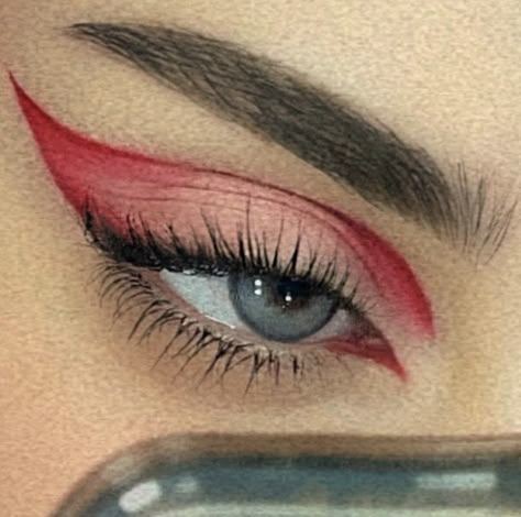 Red Eyeliner Makeup, Red Makeup Looks, Devil Makeup, Club Makeup, Nevermore Academy, Maquillage On Fleek, Concert Makeup, Red Eye Makeup, Rhinestone Makeup