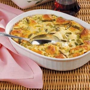 Perfect for a special breakfast or brunch, this make-ahead eggy casserole combines toasted English muffins with layers of cheese, mushrooms, and asparagus. Asparagus Strata, Strata Recipe, Breakfast Casserole Recipes, Strata Recipes, Pecan Rolls, Sides Recipes, Salem Massachusetts, Fresh Asparagus, Egg Dish