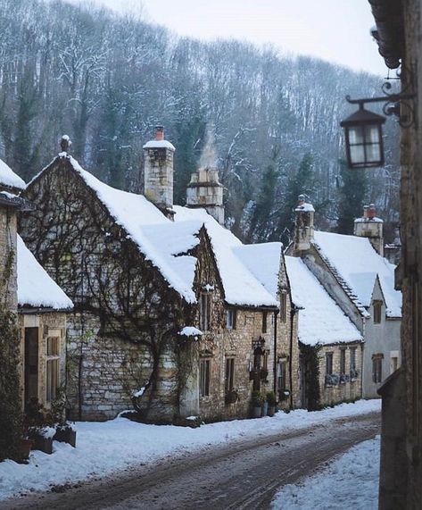 InstaBritain on Instagram: “Castle Combe is fast becoming one of the most photographed villages in England, I wonder how the locals feel about that 🤷🏻‍♀️ But how can…” James Lloyd, Lloyd Cole, Brick Cottage, Castle Combe, Winter Schnee, English Village, England And Scotland, Winter Scenery, Old Stone