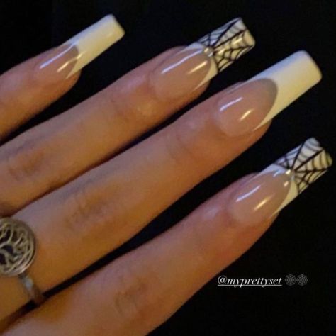 Medium Coffin Acrylic Nails Designs Black, Simple Spooky Acrylic Nails, Medium Length Halloween Acrylic Nails, Nail Inspiration Medium Length, Nail Inspo Y2k Simple, Spiderman French Tip Nails, Y2k Nails For School, Fall Nails For School, Basic Y2k Nails