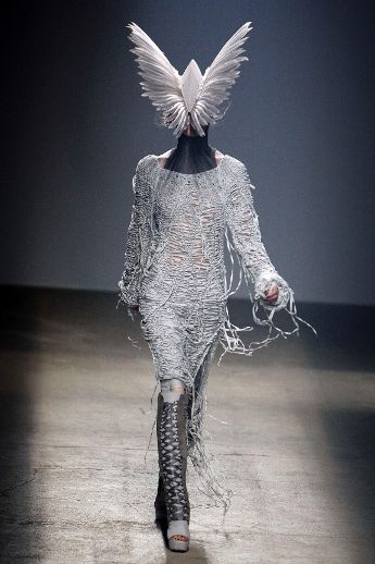 Bizarre outfit. Designer unknown. Bizzare Fashion, Jojo Outfits, Runway Fashion Aesthetic, Monster Fashion, Bizarre Fashion, Cottage Core Wedding, Drag Inspiration, Extraordinary Clothes, Odd Fashion