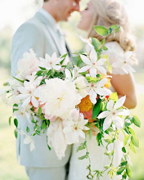 Find out what types of wedding flower arrangements you'll spot at celebrations. Clematis Wedding, Clematis Bouquet, Wedding Bouquets Spring, Spring Wedding Flower, Texas Spring, Wedding Flower Ideas, Unique Wedding Bouquet, Wedding Flower Trends, Passion Vine