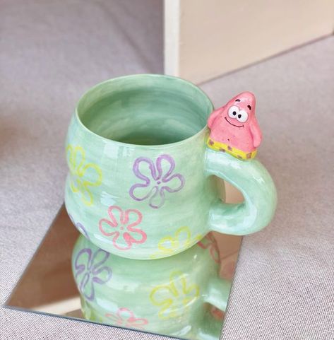 Cup Astethic, Mug Designs Ceramic, Cute Pottery Designs Painted, Mug Painting Ideas Mushroom, Mug Pottery Designs, Cup From Clay, Cute Clay Cup Ideas, Diy Cup Design Ideas, Spongebob Mug