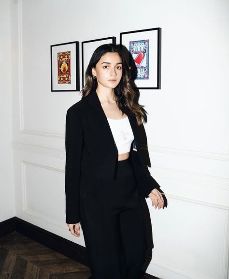 Alia Bhatt In Black, Write Love Letters, Love Motivational Quotes, Old School Love, Quotes And Poems, 90s Bollywood Aesthetic, Black Pant Suit, Simple Style Outfits, Lawyer Outfit