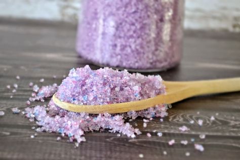 8 Salt Scrub Recipes – Bath and Body Homemade Salt Scrub, Vanilla Salt, Diy Bath Salt, Salt Scrub Diy, Salt Scrub Recipe, Diy Scrubs, Diy Sugar Scrub Recipe, Bath Scrub, Salt Scrubs