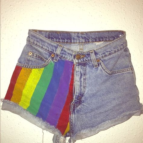 Women’s Pride Outfit, Pride Festival Outfit Ideas Casual, Rainbow Shorts Outfit, Pride Outfits Plus Size, Simple Pride Outfit Ideas, Pride Jeans Diy, Pride Clothing Ideas, Rainbow Pride Outfit, Diy Pride Outfit Ideas