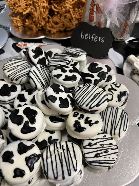 Cow Oreo Cookies, Cow Print Pretzels, 21st Birthday Ideas Cow Print, Cow Birthday Dessert, Cow Chocolate Covered Oreos, Cow Print Oreos, Cow Birthday Treats, Cow Print Snacks, Cowgirl 1st Birthday Party Food