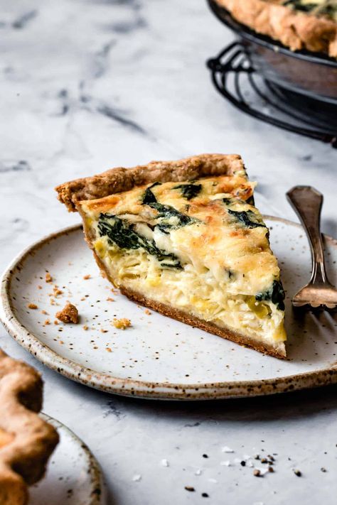 The ultimate gluten-free quiche recipe that's perfect for breakfast, brunch, lunch, or dinner. With dairy-free & grain-free options. Spinach And Cheese Quiche, Gluten Free Quiche Recipes, Quiche Spinach, Gluten Free Quiche, Leek Quiche, Bojon Gourmet, Crumble Pie, Gluten Free Crust, Spinach Quiche