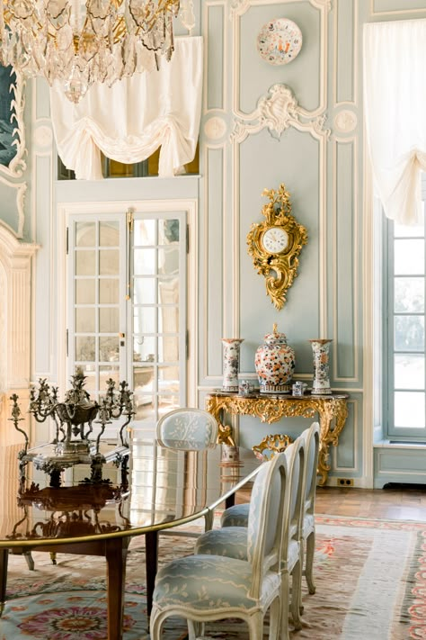 Dreamy French Chateau de Vilette Wedding by Daria Lorman Photography Modern Regency Living Room, Regency Architecture Interiors, Regency Era House Interiors, Modern Regency Interior, French Apartment Interior, Rococo Room, Regency Interior Design, French Interior Style, Regency Living Room