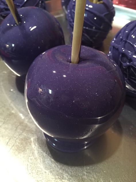 Purple candy apples Purple Candy Apples, Goth Baking, Snack Closet, Purple Treats, Purple Foods, Halloween Candy Apples, Recetas Halloween, Sweet Sixteen Birthday Party Ideas, Halloween Fruit