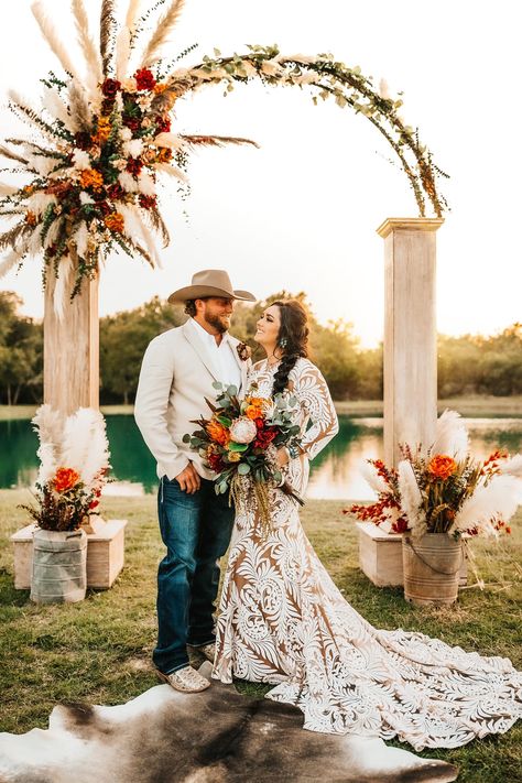 Western Vintage Wedding Dresses, Turquoise And Rust Western Wedding, Arizona Boho Wedding, Deer Skull Wedding Arch, Rust And Turquoise Wedding, Modern Western Wedding, Ranch Wedding Dress, Western Wedding Decorations, Western Bride