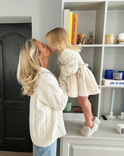 Mother Goals, Mom And Kids, Blonde Babies, Nutrition Branding, Moms Goals, Future Mommy, Mommy Daughter, Future Mom, Mommy Life