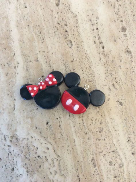 Minnie Mouse Polymer Clay Earrings, Mickey Mouse Polymer Clay, Mickey Mouse Earrings Diy, Disney Clay Ideas, Disney Polymer Clay, Disney Clay Charms, Air Dry Clay Ideas For Kids, Air Dry Clay Keychain, Mouse Polymer Clay