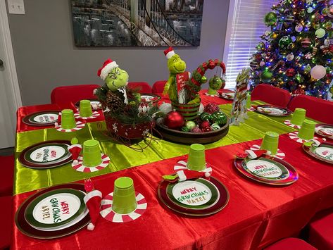 Grinch Christmas Table Setting, Red And Green Table Decor, Grinch Table Setting, Grinch Table, Taco Christmas, Christmas Party Friends, O Grinch, Whimsy Christmas, Christmas Party Table Decorations