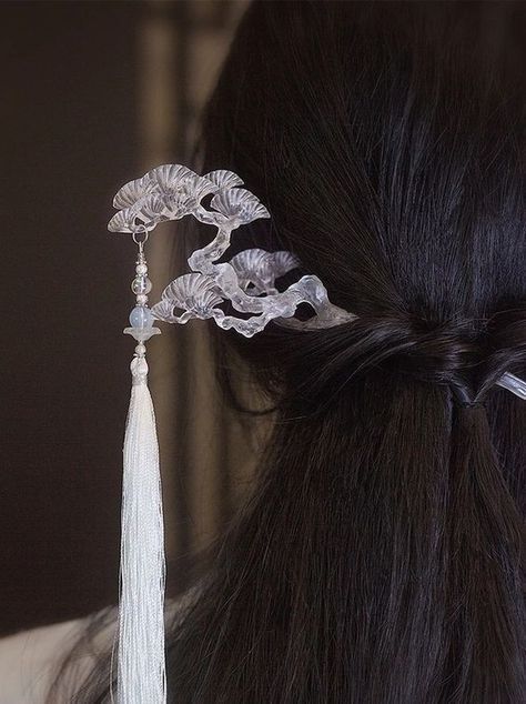 Japanese Hair Pin Hairstyles, Chinese Hairpin Aesthetic, Chinese Hair Accessories Traditional, Hanfu Jewelry, Hair Pin Chinese, Hanfu Aesthetic, Hairstyles With Accessories, Chinese Hair Pin, Gaun Koktail