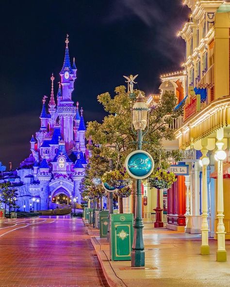 Gorgeous shot of Main Street after a rainstorm! #disney #disneyparks #disneyland #disneyworld Château Disney, Disney Lights, Main Street Usa Disneyland, Disney Castles, Disneyland World, The Sleeping Beauty, Disney Paris, Disney World Magic Kingdom, Sleeping Beauty Castle