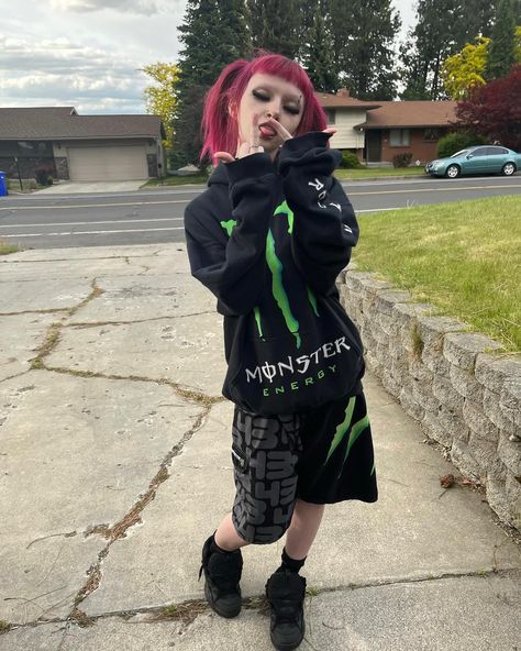 😆 Hoodie Alt Outfit, Alternative Style Hoodie With Graphic Print, Alternative Fashion Hoodie Sweatshirt, Alt Comfy Outfits, Goth Hoodie Outfit, Alt Woman, Alt Outfits Aesthetic, Edgy Outfits Summer, Grunge Alternative Fashion