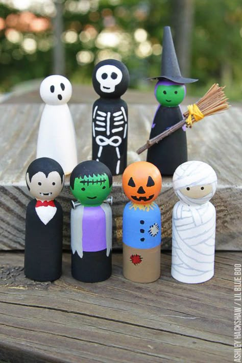 How to Make Peg Dolls - Halloween Peg Dolls Pumpkin Painting Ideas Halloween, Diy Halloween Village, Painting Ideas Halloween, Wooden People, Pumpkin Painting Ideas, Wood Peg Dolls, Peg People, Halloween Village, Clothespin Dolls