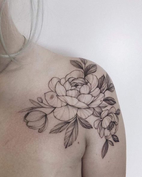 Floral Shoulder Tattoo, Shoulder Piece Tattoo, Shoulder Tattoo Ideas, Shoulder Cap Tattoo, Flower Shoulder Tattoo, Blade Tattoo, Tattoo Snake, Floral Tattoo Shoulder, Beautiful Flower Tattoos