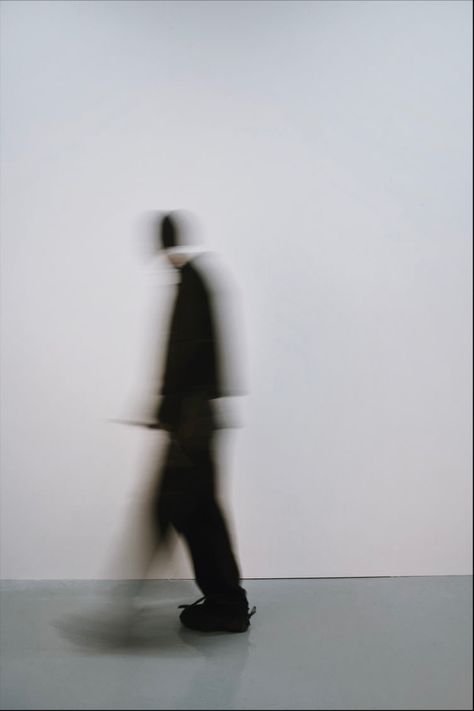 Blurry Image Aesthetic, Blurry Aesthetic Portrait, Blurry Film Photography, Blurry People Walking, Face Blur Aesthetic, Motion Pictures Aesthetic, Blurred Face Aesthetic, Blur Photo Aesthetic, Blurry Person