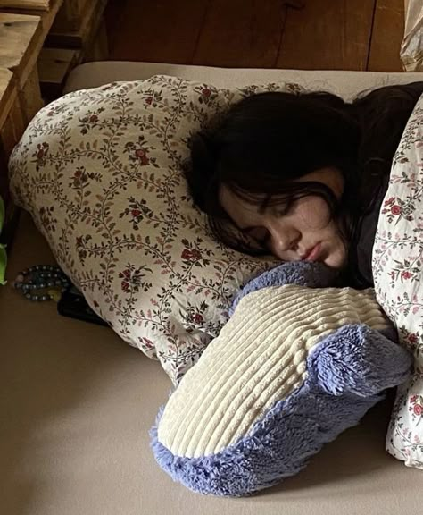 Laying In Bed, Kate Bishop, Zooey Deschanel, Foto Ideas Instagram, 가을 패션, Mellow Yellow, Gilmore Girls, A Pillow, My Vibe