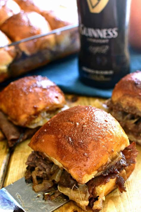 Sliders Recipes Beef, Cheese Mushrooms, Roast Beef Sliders, Baked Sandwiches, Hp Sauce, Mushrooms And Onions, Appetizer Sandwiches, Beef Sliders, Mini Sandwiches