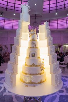 Pearl Wedding Cakes, Huge Wedding Cakes, Wedding Cake Designs Elegant, Cake Display Table, Fancy Wedding Cakes, Extravagant Wedding Cakes, Birthday Cake Decorating Ideas, Big Wedding Cakes, The Key To Happiness