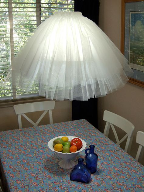 DIY tulle pendant light - cute for a little girls room! Diy Luminaire, Diy Tulle, Pagoda Garden, Diy Pendant Light, Diy Light Fixtures, Diy Lampe, Diy Chandelier, Diy Wine Rack, Diy Wine