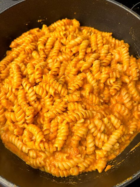 Cooked rotini pasta in a skillet coated with a rich and creamy rose sauce. Rotini Pasta Recipes, Rotini Pasta, Skillet Chicken, Skillet Meals, Crushed Tomatoes, Marinara, Alfredo, Quick Meals, Meal Time