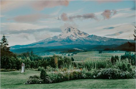 22 Of Oregon's Most Naturally Beautiful Wedding Venues Oregon Wedding Venues, Oregon Weddings, Elopement Oregon, Coastal Elopement, Modern Warehouse, Wedding Venues Oregon, How To Dress For A Wedding, Portland Wedding Photographer, Mt Hood