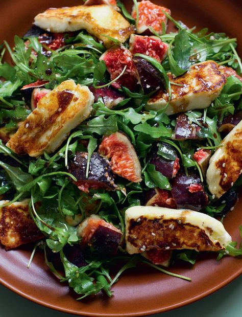 Fresh Figs or Pears with Halloumi and Rocket - The Happy Foodie Halloumi Cheese Recipes, Cooking Halloumi, Haloumi Recipes, Fig Salad, Halloumi Cheese, Halloumi Salad, Fig Recipes, Creative Recipes, Fresh Figs