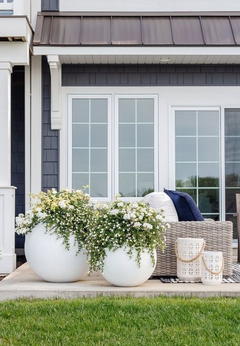 Modern Potted Plants Outdoor, Backyard Landscaping New Build, Modern Farmhouse Flower Beds, White Flowers In Pots Planters, White Flowers Front Yard, Artificial Plants On Patio, What To Plant In Large Outdoor Planters, Backyard Patio Plants, Deck Styling Outdoor