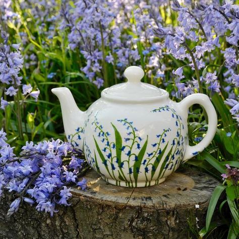 Bluebell Teapot Painted Teapot Ideas, Hand Painted Teapot, Tea Pot Painting, Teapot Painting, Teapot Flowers, Tea Pot Ceramic, Clay Inspo, Painted Teapot, Painted Coffee Mugs