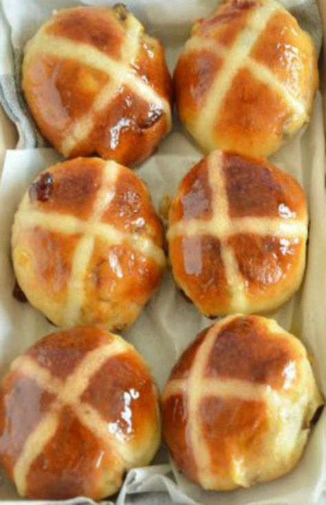 Hot Cross Buns – Paul Hollywood’s recipe Paul Hollywood Hot Cross Buns, Paul Hollywood Recipes, British Baking Show Recipes, British Bake Off Recipes, Cross Buns Recipe, Bake Off Recipes, Hot Cross Buns Recipe, Hot Cross Bun, British Desserts