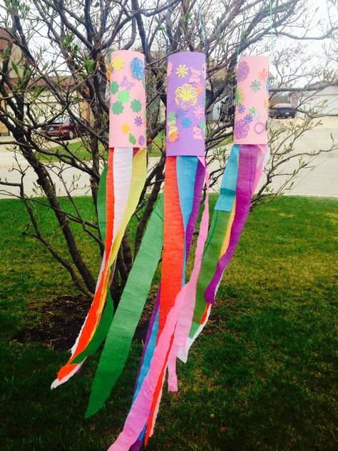 Spring Windsock Craft, Windsock Craft Preschool, Wind Paper Craft, Wind Socks For Kids Crafts, Crafts With Streamers, Windsocks For Kids Crafts, Wind Sock Craft, Rainbow Windsock, Windsock Craft