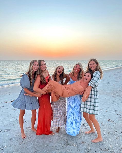 Girls Trip Photoshoots Beach, Girls Group Photoshoots Beach, Beach Group Photo Ideas Friends, Beach Group Photo Ideas, Group Beach Pictures Friends, Hoco Photos, Florida Photoshoot, Homecoming Pics, Girlfriends Photoshoot