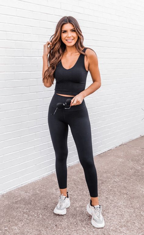 Workout Clothes Outfits, Cute Airport Outfit, Airport Outfit Ideas, Comfy Airport Outfit, Daily Aesthetic, Cute Travel Outfits, Leggings Outfit Summer, Top Knots, Black Leggings Outfit