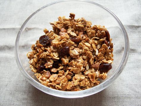 Homemade Crunchy Muesli Recipe Muesli Recipe Breakfast, High Cholesterol Remedies, Muesli Recipes, Vegetarian Cabbage Soup, Losing Weight After 50, Muesli Breakfast, Simple Granola, Energy Bars Homemade, Muesli Recipe