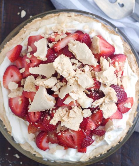 This Schaum Torte is absolutely fabulous! A meringue shell filled with sweetened whipped cream and piled high with strawberries. . . you will be in love! Sour Cream Biscuits, Strawberry Gluten Free, Torte Recipe, Cream Biscuits, Sweetened Whipped Cream, Strawberry Slice, Elegant Desserts, Butter Pie, Absolutely Fabulous