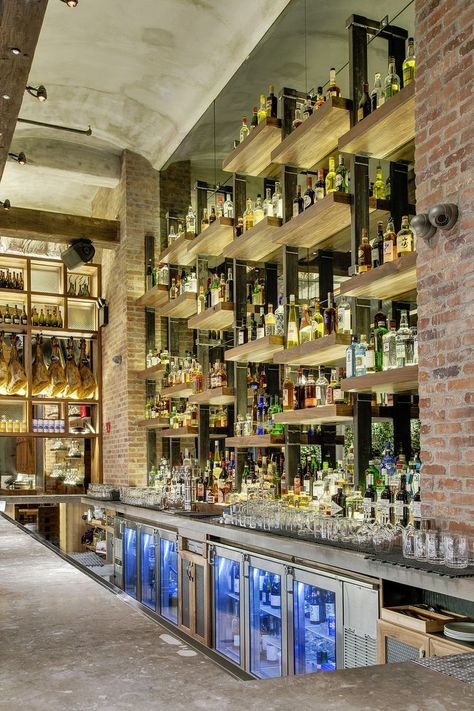 Tapas Bar Design Interiors, Tapas Bar Design, Industrial Bar Design, Spanish Bar, Lunch Drinks, Industrial Style Bar, Barcelona Style, Decoration Restaurant, Bar Interior Design