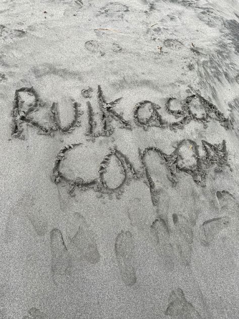 OMG!! I SAW THIS AT THE BEACH TODAY!! WHO WROTE THIS?!? Project Sekai, Vocaloid, At The Beach, I Saw, The Beach, Writing