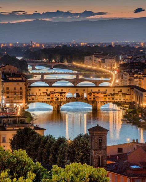 Florence, Italy. Florencia, Firenze en Italiano, de fiore, flor. El Río Arno y el Ponte Vechio en primer plano. Al fondo los Apeninos, la Cordillera a lo largo de la Península itálica. Visit Florence, Florence Travel, Toscana Italia, Florence Tuscany, Voyage Europe, Romantic Places, Visit Italy, Italy Vacation, A Bridge