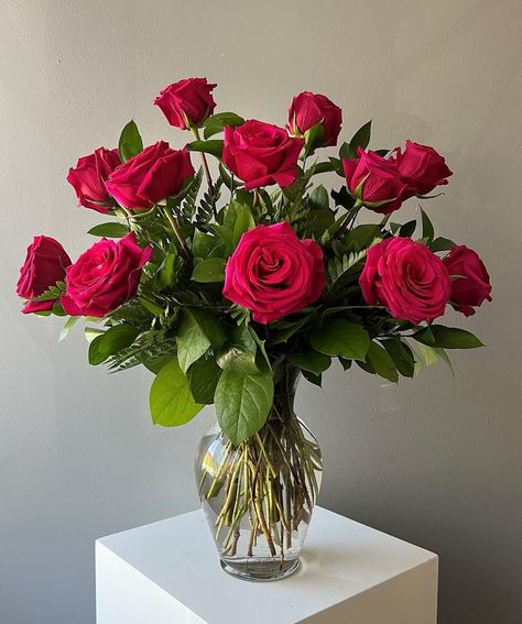 Order your roses at Market Garden Floral🌹 Call 407-757-2001 and get 15% off your entire order! Promo ends 07/27/24! #rose #promo #florist Black Journal, Artist Ideas, 12 Roses, Flower Wallpapers, Hot Pink Roses, Market Garden, Rose Arrangements, Cute Flower Wallpapers, Pretty Roses