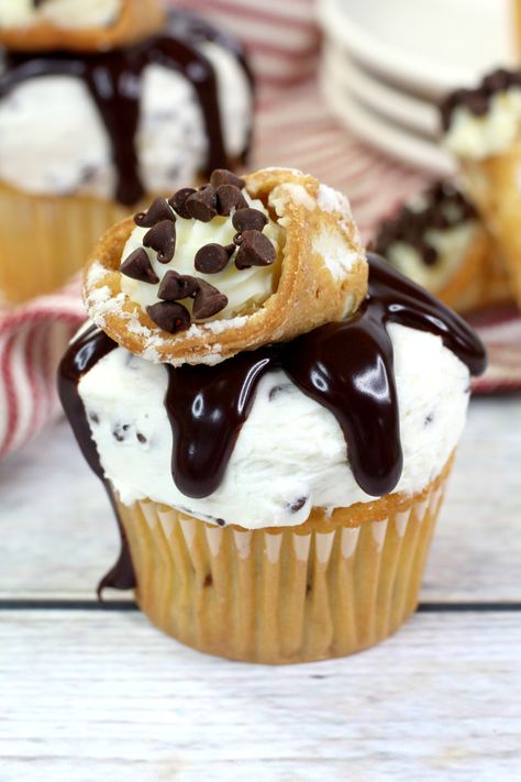 Cannoli Cupcakes - French Vanilla Cupcakes with mascarpone frosting, chocolate ganache and cannoli on top. These over-the-top cupcakes are pretty and delicious. #BestCupcakes #Cannoli #CannoliCupcakes French Vanilla Cupcakes, Cannoli Cupcakes, Cannoli Cupcake, Easy Chocolate Ganache, Cake Mix Cupcakes, Frosting Chocolate, French Vanilla Cake, Cannoli Recipe, Cannoli Cream