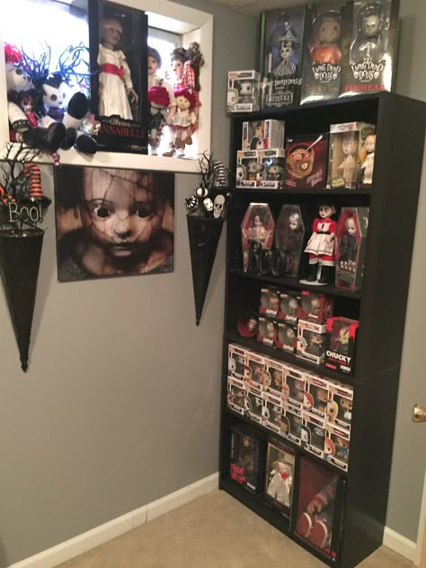 Horror Themed Bedroom Aesthetic, Horror Movie Room Aesthetic, Horror Movie Bedroom Ideas, Bedroom Ideas Horror Themed, Horror Shelf, Horror Collection, Horror Movie Themed Room, Horror Bedroom Aesthetic, Horror Room Aesthetic