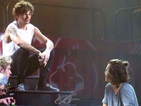 Larry Stylinson Fond || Louis, your fond is showing. Larry Pics, Larry Fanart, Princess Parking, Larry Shippers, Harry And Louis, Louis Harry, Haikou, Harry Louis, Always In My Heart