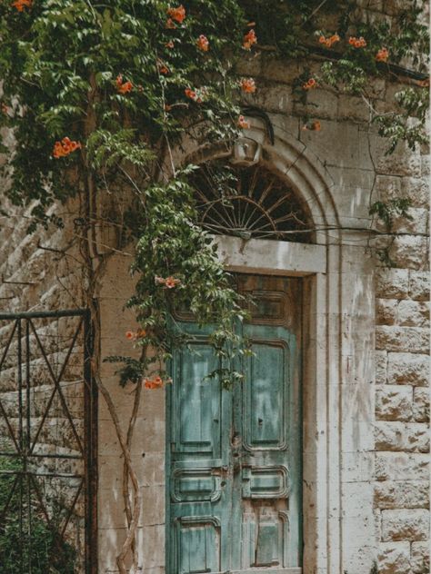 The old aesthetic doors of Kolkata Old Cities Aesthetic, Old Kolkata, Aesthetic Doors, Kolkata Aesthetic, Kolkata City, Old Aesthetic, Bengali Culture, Ganesh Art Paintings, Bengali Art