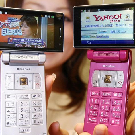 GIZMODO on Instagram: “I miss my Japanese flip phone. They were allowed to be weird, quirky, and even a bit chunky too. They could send emails! You could watch TV…” Garakei Flip Phone, Touch Screen Flip Phone, Jellypop Flip Phone, Modern Flip Phone, Gyaru Flip Phone, Japanese Flip Phone Aesthetic, Docomo Flip Phone, Cute Flip Phones, 2006 Phone